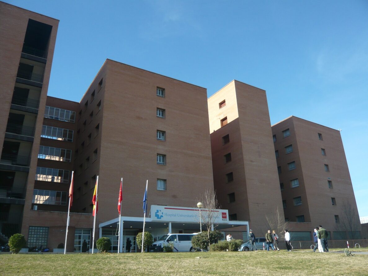 Puerta principal del Hospital Príncipe de Asturias
